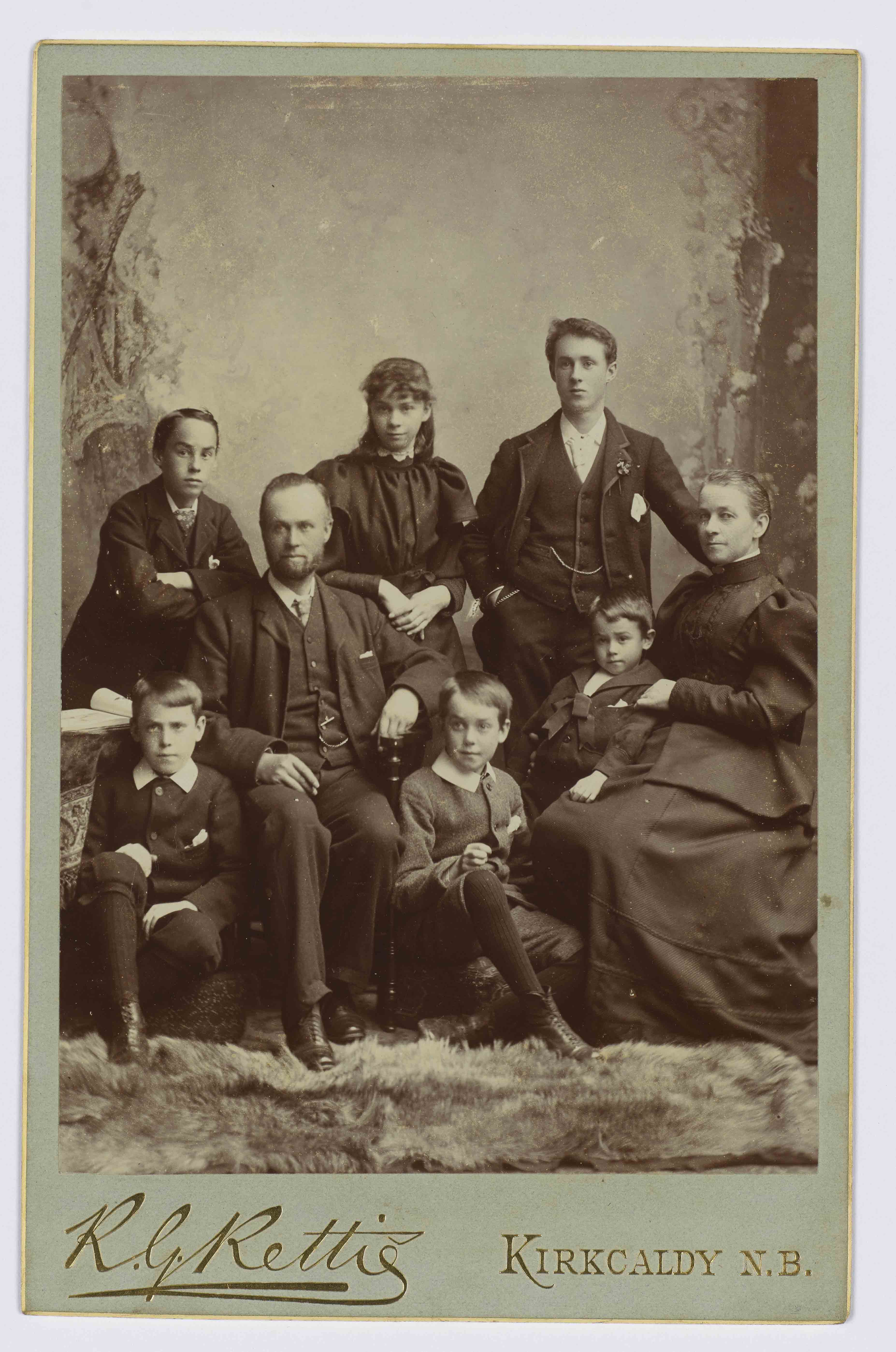 Image of a victorian family