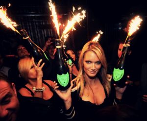 750dce56f6114ad1a5a241d5ab5439b5bottlesparklersyachtparty.jpg