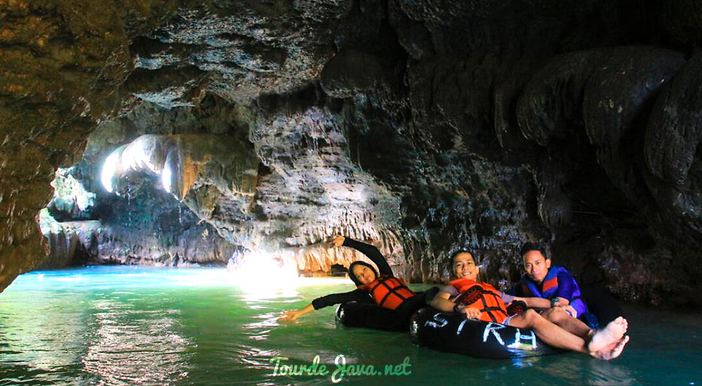 memasuki lorong gua santirah dengan river tubing