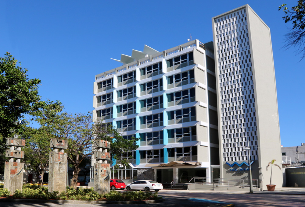 Just a short walk from the white sandy beaches of Condado you will find The Wave Hotel. This conveniently located modern hotel offers locals and tourists a whole new option of urban relaxation. It’s rooftop with breathtaking views of the Condado Lagoon and the vibrant Condado City offers a breath of fresh air while enjoying cocktails, sun bathing or just relaxing in one of our whirlpools with powerful jets for an even deeper relaxation.