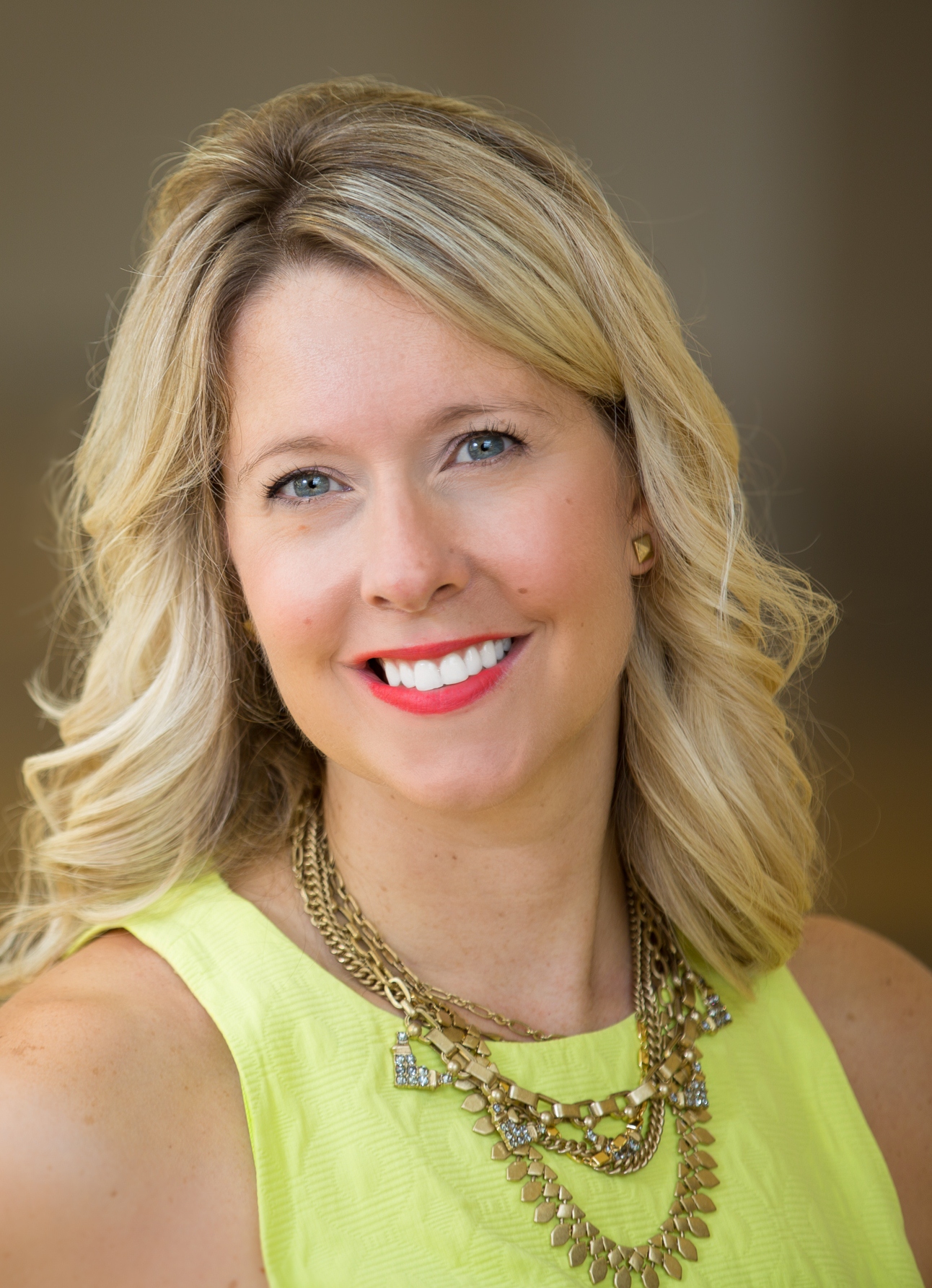 Julie Blackwell is a Coach, Mentor, Associate Director and Independent Stylist with Stella &amp; Dot, living in the Greater Toronto Area. - juliebjuly2014profileshot