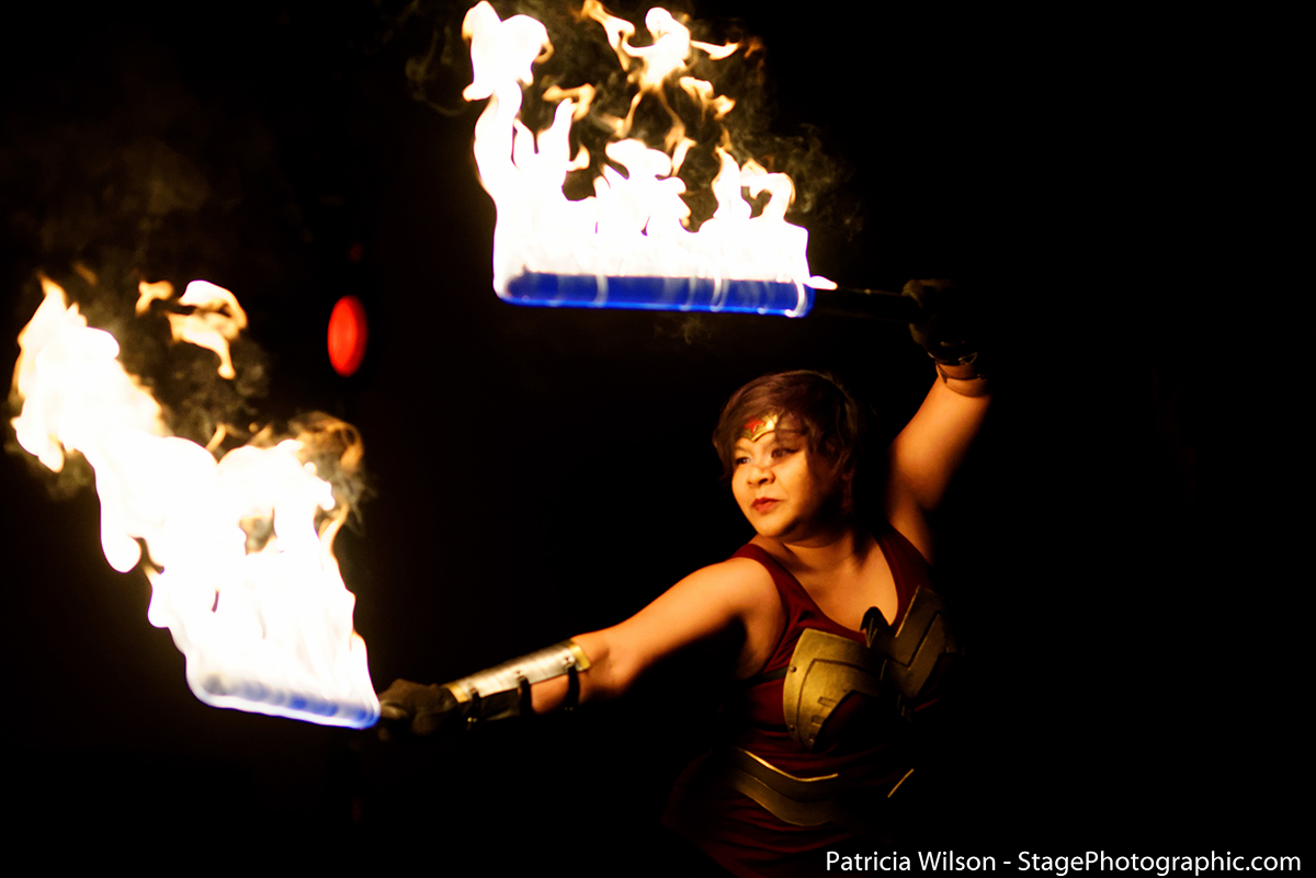 Raks Geek - Firespinning Wonder Woman