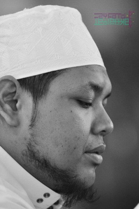 Ustaz Muhd Zahid Zin completed his early Islamic studies at Madrasah Aljunied Al-Islamiah Singapore. He then went to further his studies at the famous Abou ... - zahid5