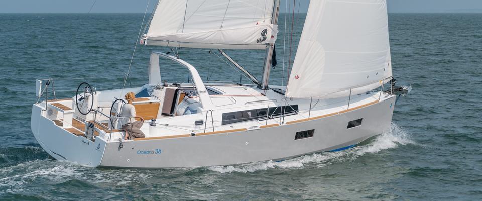 oceanis38undersail1.jpg