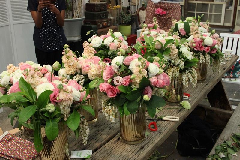 Flower workshop making a vase arrangement / hand-tied bouquet