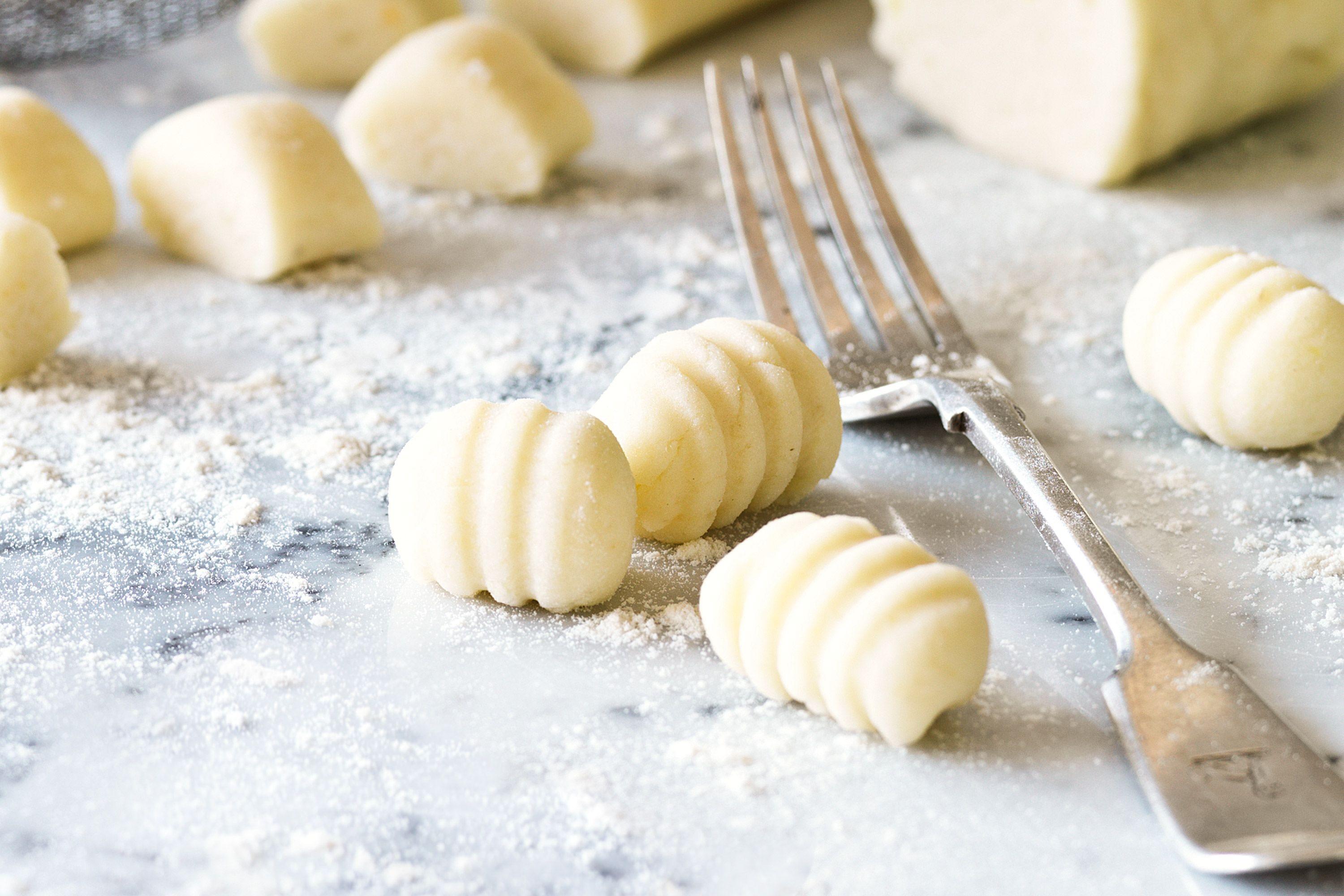 Гноччи. Ньокки (итал. Gnocchi) — итальянские клецки,. Gnocchi картофельные. Ньоки картофельные ньокки. Итальянские картофельные ньокки.