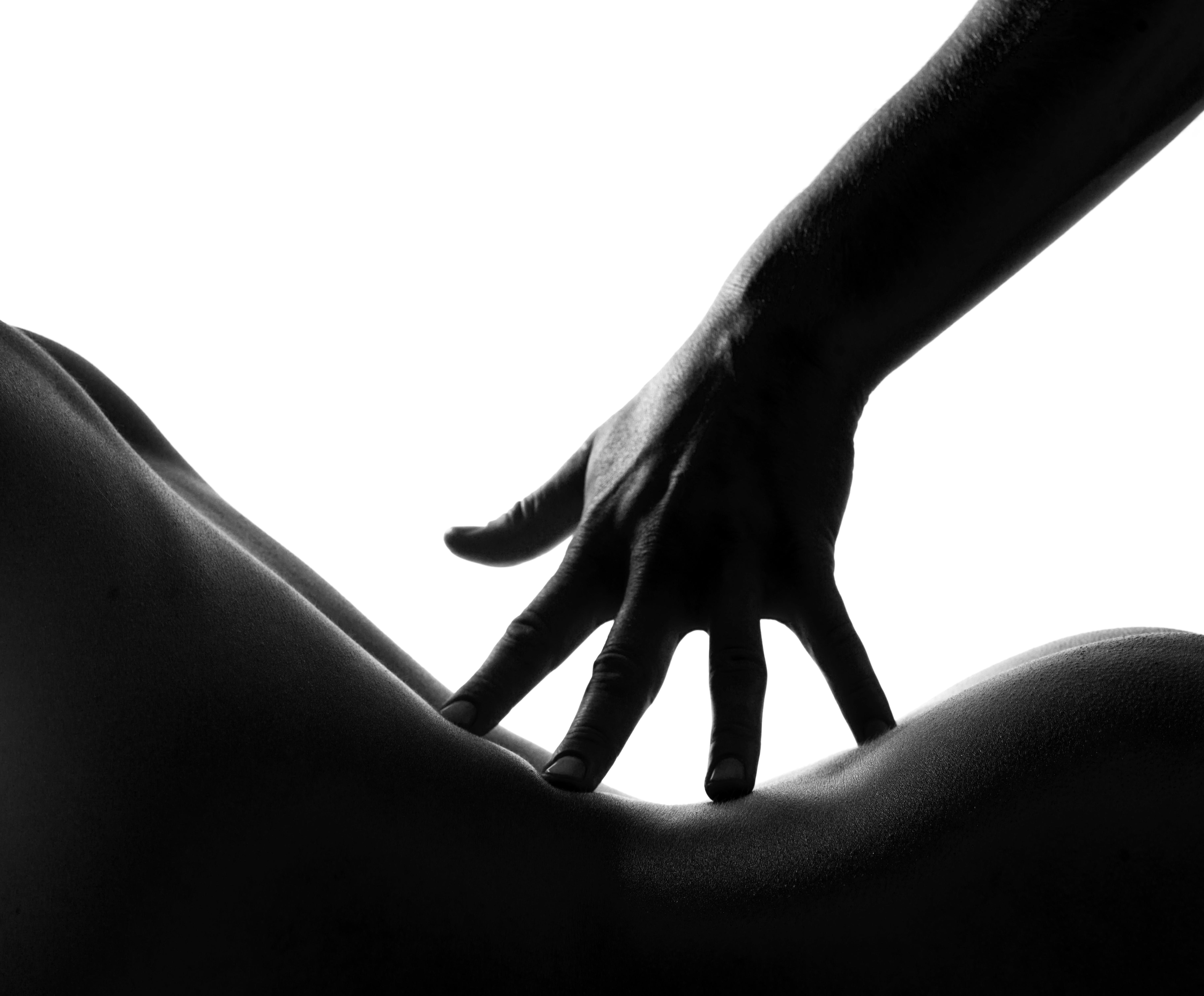 эротика рука в руке черно белое фото 61