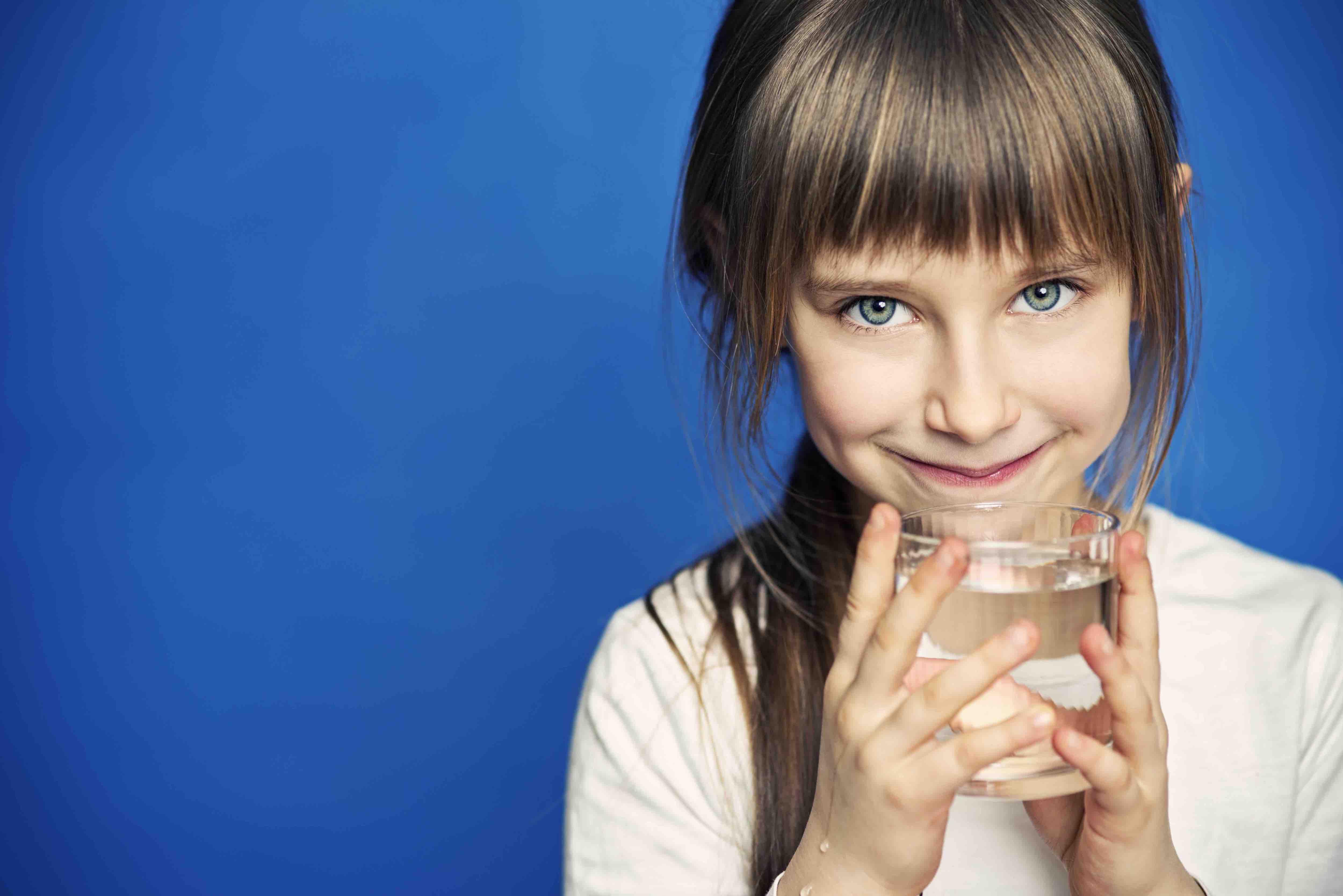 Игры пить воду. Девочка со стаканом воды. Девушка со стаканом воды. Ребенок со стаканом воды. Девушки и стакан.