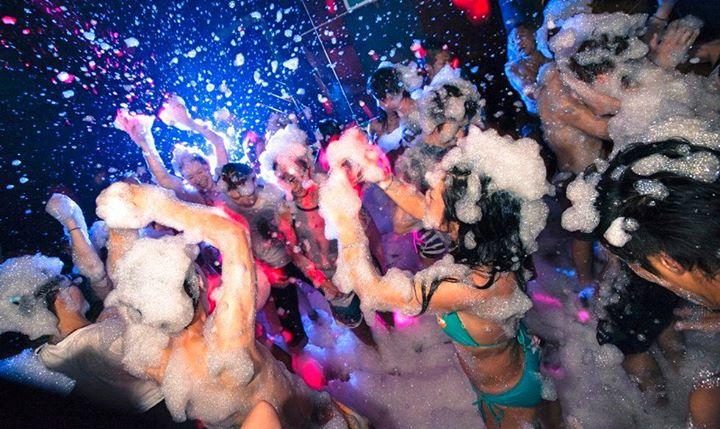SPRING BREAK PRESENTS A FOAM PARTY AT S FROGS MIAMI WITH UNLIMITED ALCOHOL